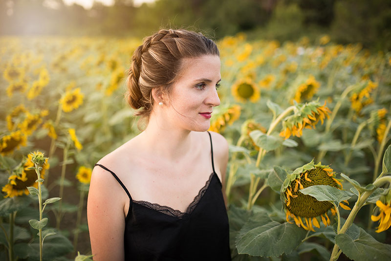 Fille dans les tournesols